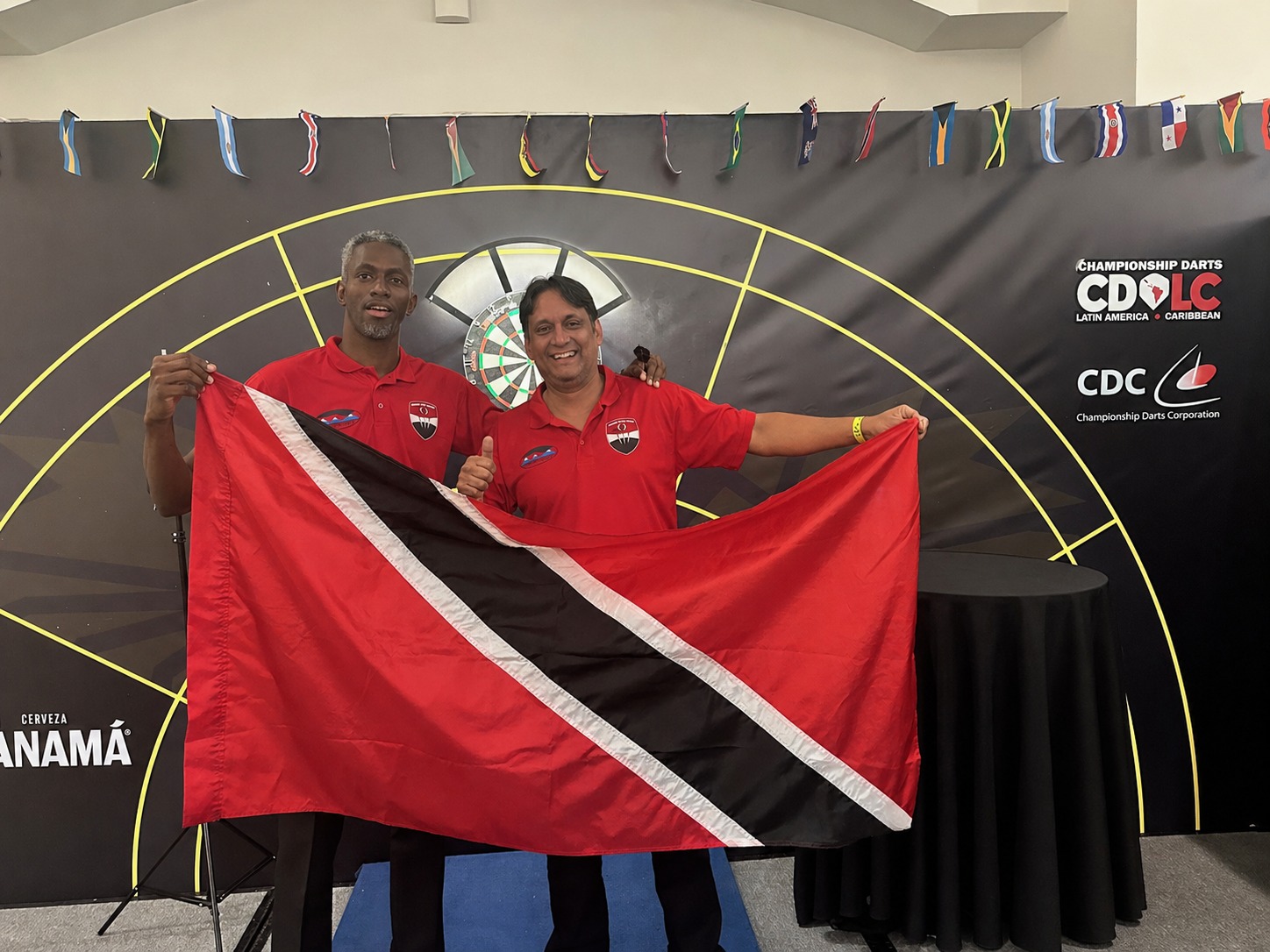 Joshua Balfour y James Walklin representando a Trinidad y Tobago en el clasificatorio LATAM de la Copa del Mundo de Dardos 2026